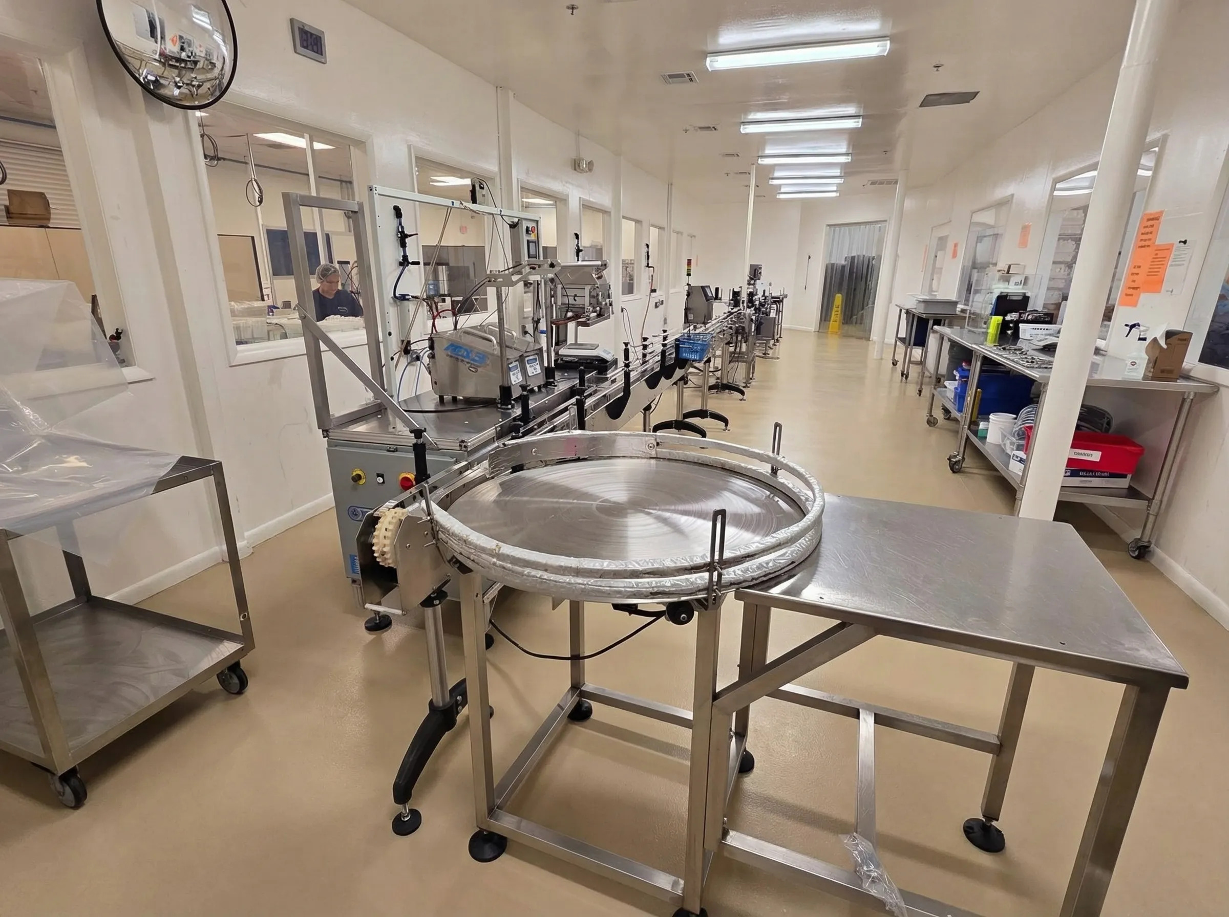 Semi-automated filling line with turntable and conveyor system